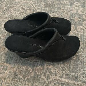 Unknown brand black clogs with faux zippers size 7